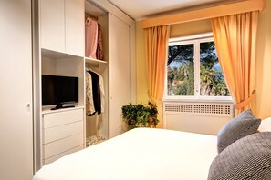 2 bedrooms, iron/ironing board, internet, bed sheets