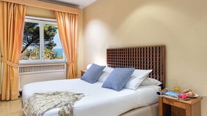 2 bedrooms, iron/ironing board, Internet, bed sheets - El Royale Suites Sorrento - Gold (Sorrento)
