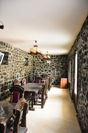 Kontinental frukost varje dag (AZN 10 per person)