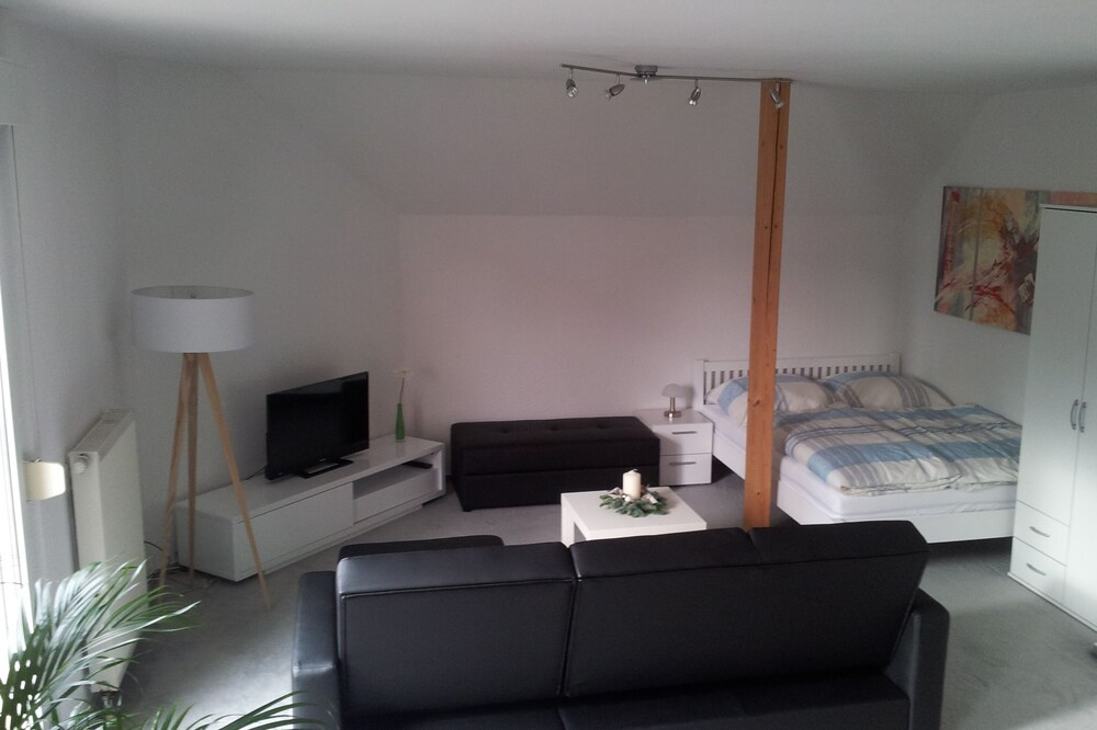 Modern, bright apartment with a view of the Wachsenburg on the Erfurter Kreuz / A4!
