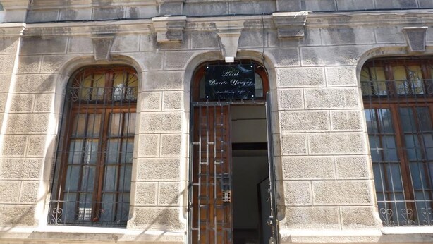 A historic building with a sign for Hotel Barrio de Angulo. - Hotel Barrio Yungay (Santiago)