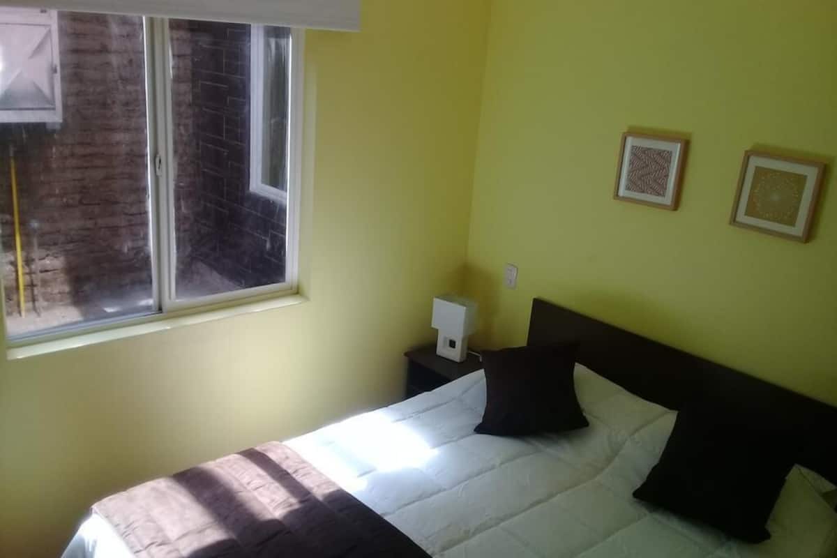 Escritorio, espacio para trabajar con laptop y cortinas blackout