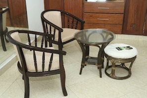 Appartamento, 3 camere da letto | Area soggiorno | TV a schermo piatto 42 pollici con canali via cavo, TV, lettore DVD