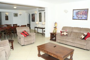 Departamento, 3 habitaciones | Sala de estar | Televisión de pantalla plana de 42 pulgadas con canales por cable 