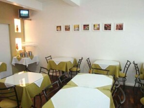 Café da manhã com buffet grátis todos os dias