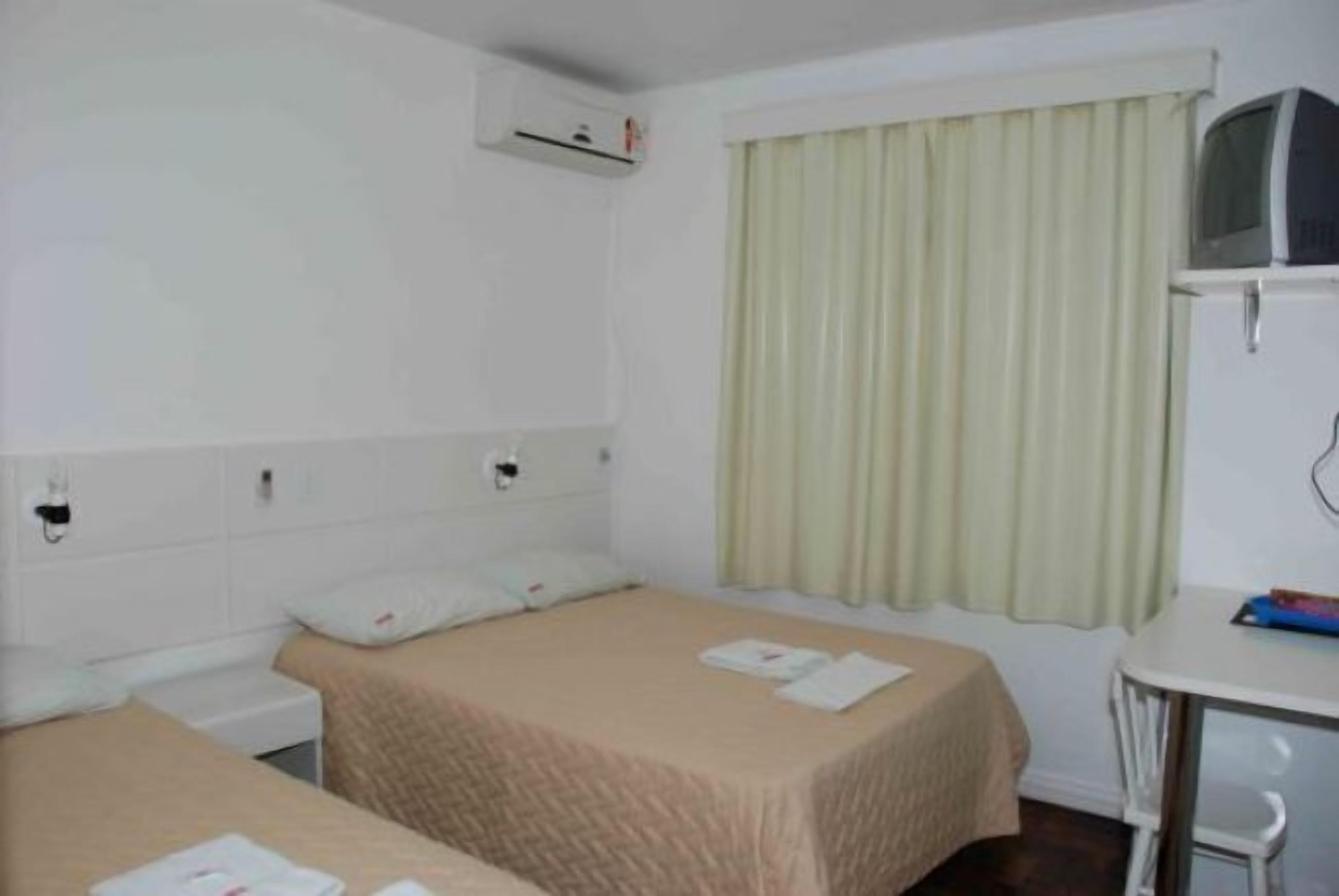 Quarto | Frigobar, escrivaninha, Wi-Fi de cortesia, roupa de cama