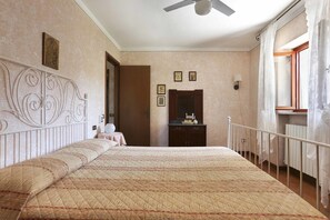 4 chambres, fer et planche à repasser, lit de bébé portatif