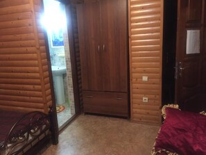 Neljän hengen perushuone | Silitysrauta/-lauta, ilmainen Wi-Fi, vuodevaatteet