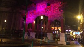 Un bâtiment traditionnel à l’architecture riche et élaborée, avec notamment une entrée imposante surmontée d’un arc décoratif.