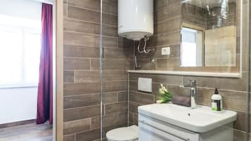Shower, free toiletries, hair dryer, towels