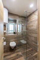 Habitación Deluxe con 1 cama doble o 2 individuales | Baño | Ducha, artículos de higiene personal gratuitos y secador de pelo