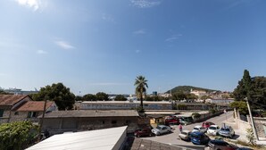 Eine Küstenstadt mit blauem Himmel, geparkten Autos und Gebäuden mit erkennbaren Schildern.