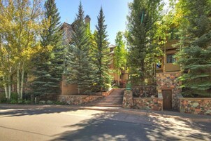 Condo, 2 Bedrooms | Property grounds