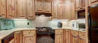 Cozy & Central Arrowhead Ge Townhome 2 Bedroom Condo by RedAwning
