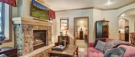 Condo, 2 Bedrooms | Living area