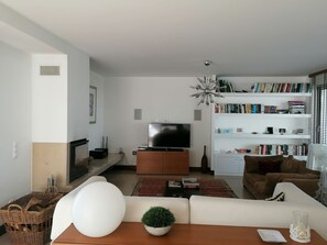 Televisión, chimenea y tenis de mesa 