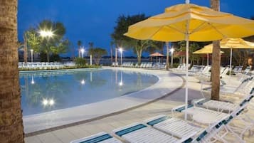 Alberca al aire libre y alberca climatizada