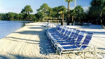 Camastros y toallas de playa