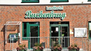 A brick building with a sign reading "Landhotel Buchenkrug." - Landhotel Buchenkrug (Halle Westphalia)