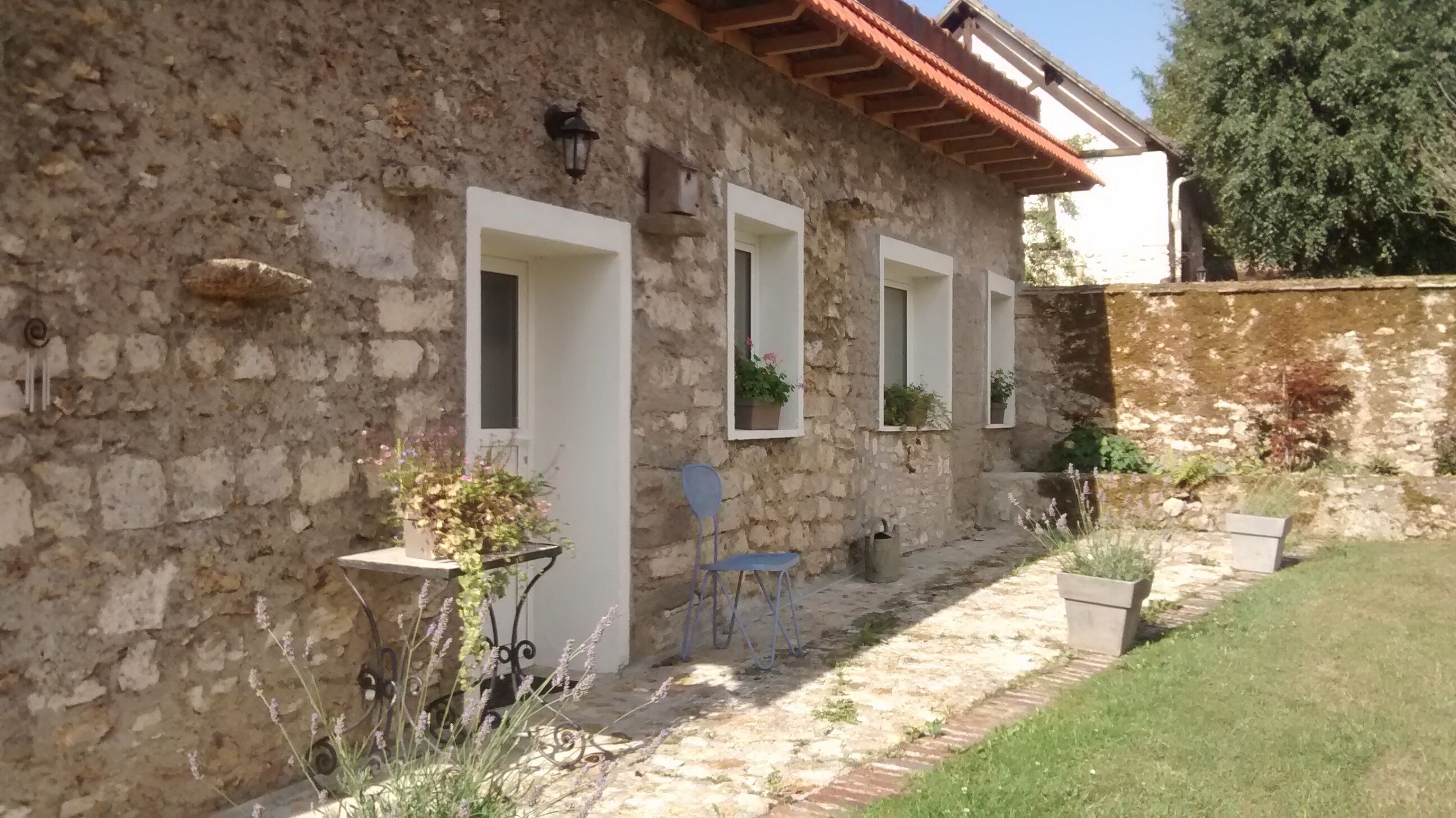 Pretty stone cottage in a picturesque setting