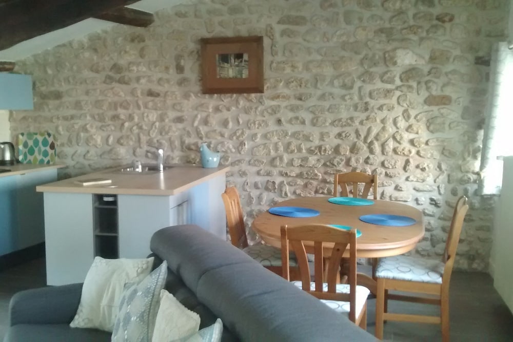 Pretty stone cottage in a picturesque setting