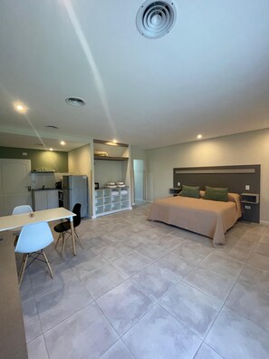 高級套房, 1 張特大雙人床, 泳池景觀, 高層 | 埃及棉床單、高級寢具、舒適加層、獨特裝潢