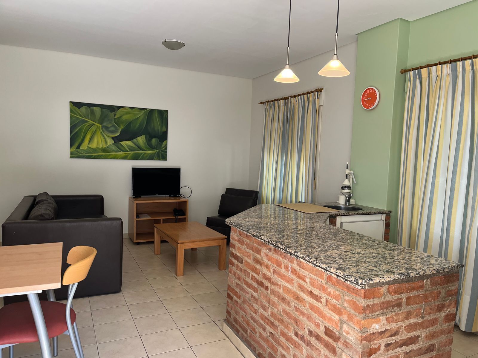 43–tuumainen äly-TV, jossa digitaalikanavat