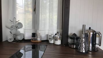 Kühlschrank, Mikrowelle, Herdplatte, Geschirrspüler