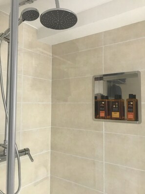 Een douche, een haardroger, een bidet, handdoeken