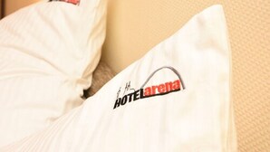 Un almohadón con el logotipo "HOTEL La Rena".