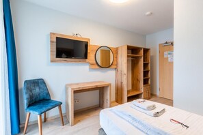 Quarto solteiro básico | Individualmente decorados, individualmente mobiliados, escrivaninha