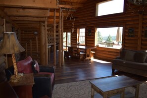 Una Smart TV, una chimenea, libros