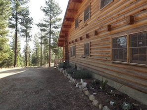 Property grounds - Large log house - private, comfortable and relaxing (Darby)
