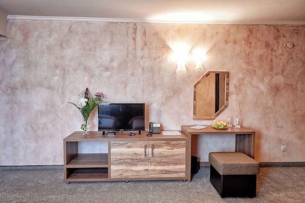 Zweibettzimmer, Stadtblick | Zimmersafe, Schreibtisch, laptopgeeigneter Arbeitsplatz