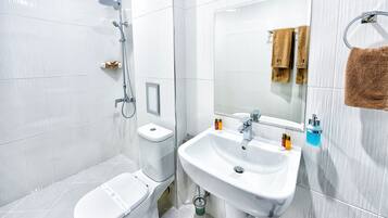 Shower, sandal, handuk, dan sabun