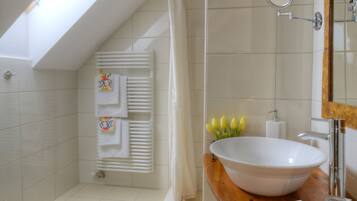 Habitación doble (Pajta) | Baño | Secadora de cabello, batas, pantuflas, toallas