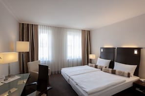 Allergitestade sängkläder, skrivbord och arbetsyta för laptop