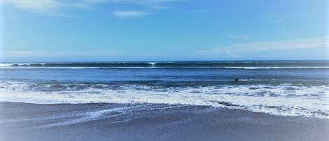 En la playa, sillas reclinables de playa, toallas de playa