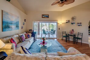 Een televisie, een dvd-speler en een stereo