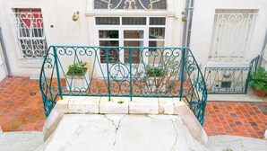 A staircase with a metal railing leading to a building entrance. - Cozy Studio Near Beach and Downtown (Les Sables-d'Olonne)