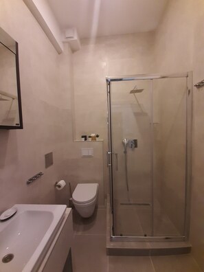 Chambre Double Standard | Salle de bain | Baignoire et douche séparées, articles de toilette gratuits