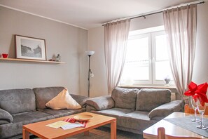 Apartment, Balkon (1) | Wohnzimmer | Flachbildfernseher