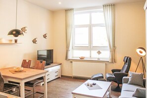 Apartamento, planta baja (6) | Sala de estar | Una televisión de pantalla plana