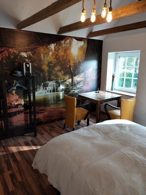 Phòng tiện nghi đơn giản (Jungle) | Chăn bông, trang trí khác biệt