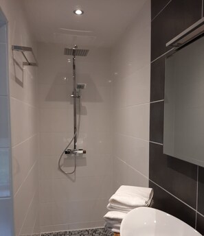 Chambre (Amsterdam) | Salle de bain | Douche, douche cascade, serviettes fournies