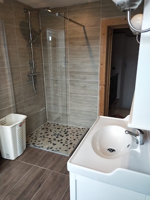 City Room (Cows) | Bathroom shower - Betsies Place (Uplengen)