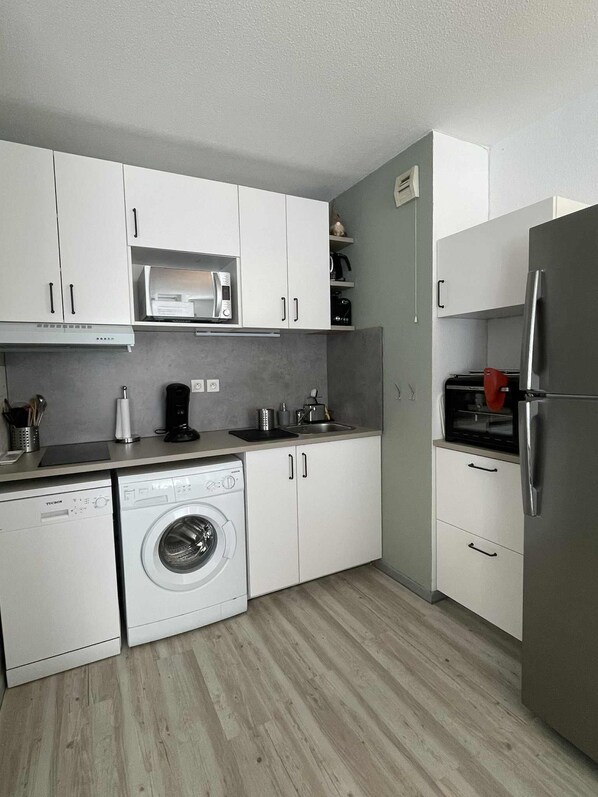 Réfrigérateur, micro-ondes, four, plaque de cuisson