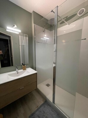 Baignoire, séchoir à cheveux, papier de toilette