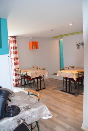 فطور قائم على الخدمة الذاتية يوميًا بتكلفة قدرها (5 EUR للشخص)