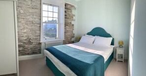 3 عدّة غرف نوم ومكواة/لوح كي وواي فاي وملاءات أسرّة